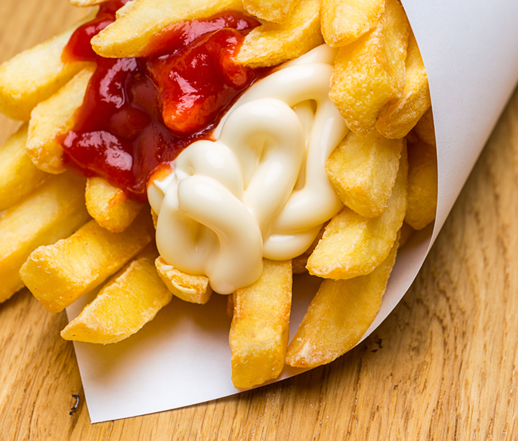 Frites met mayonnaise en ketchup Chiller huren redt aardappeloogst