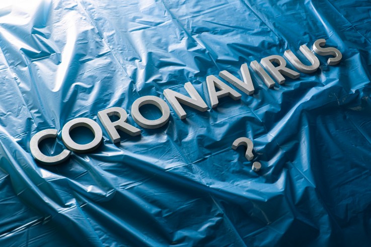 a question coronavirus laid with silver letters on crumpled blue plastic film - diagonal composition CORONAVIRUS – BELANGRIJK NIEUWS VAN ANDREWS SYKES KLIMAATVERHUUR