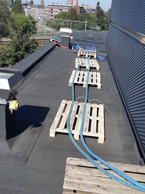 leidingen op dak 100 KW KH Warm Water boiler huren bij Andrews Sykes